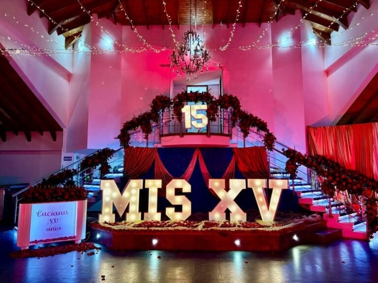 Decoracion de quince anos moderna en el Salon Santa Elena de Haciendas Trinity Club