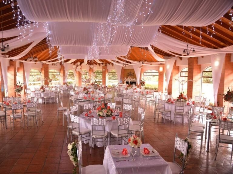 Montaje de gala para bodas en el Salon Santa Elena en la sabana de Bogota